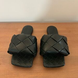 Bottega Veneta green ‘Lido’ flat sandals. Size 37